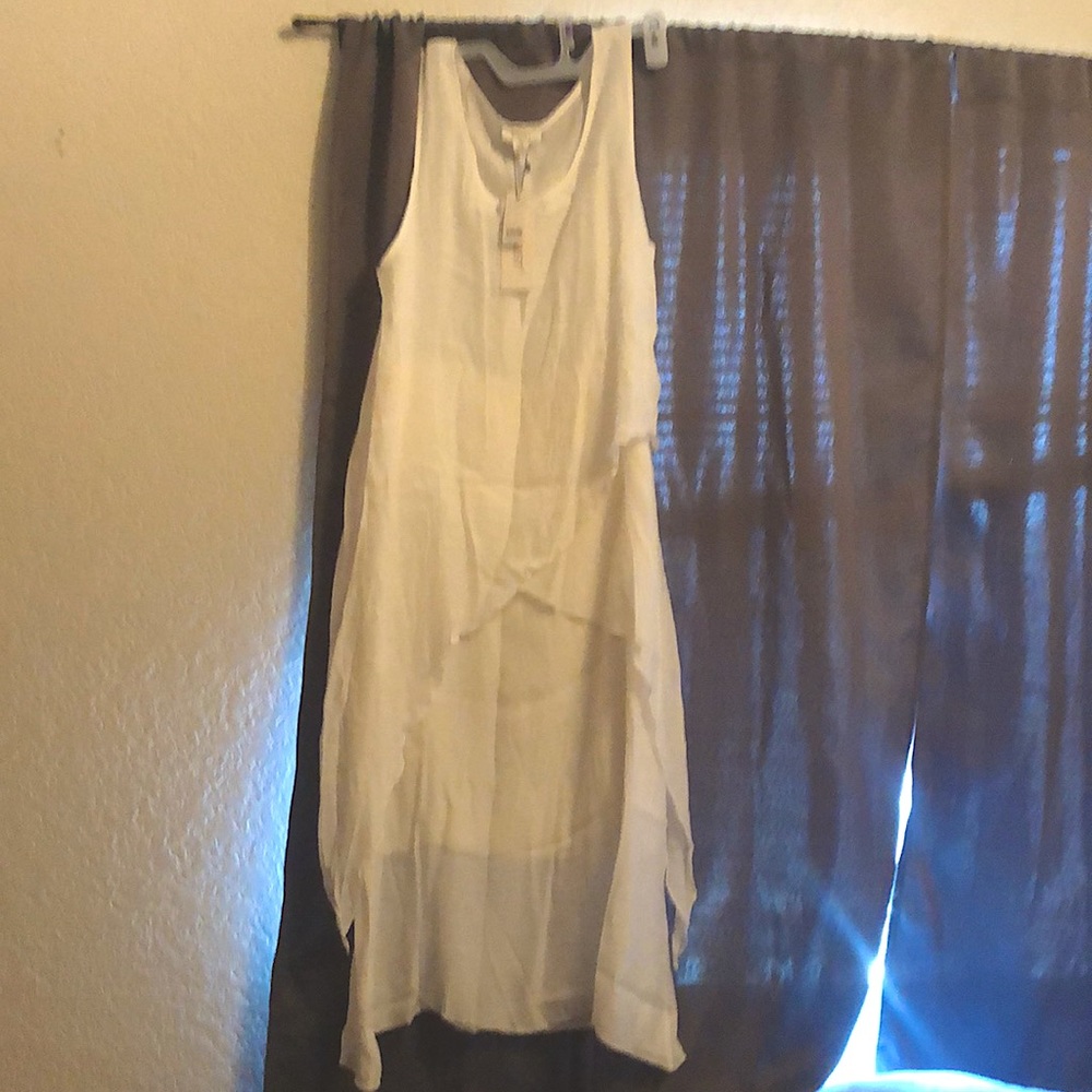 Lovely, flowey white linen-like dress
